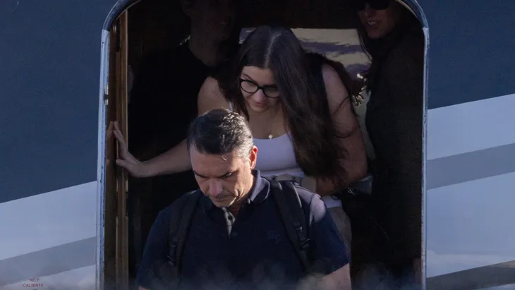 Flávio Bolsonaro und seine Familie verlassen das Privatflugzeug, das sie am Mittwoch von Argentinien nach Florida gebracht hat.