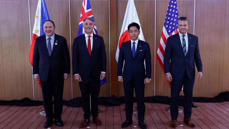 Die Verteidigungsminister Gilberto Teodoro (Philippinen), Richard Marles (Australien), Shinjiro Koizumi (Japan) und Pete Hegseth (USA) am 28. Oktober 2026 beim Treffen der ASEAN-Staaten in Cebu.