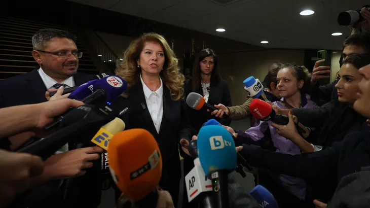Die amtierende Präsidentin Ilijana Jotowa spricht am Sonntag nach Schließung der Wahllokale mit Journalisten.