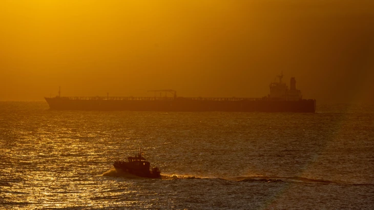 Wohl Teil der russischen Schattenflotte: der manövrierunfähige Tanker Eventin zwischen Binz und Sassnitz