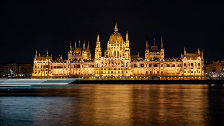 Nachtaufnahme des ungarischen Parlamentsgebäudes in Budapest