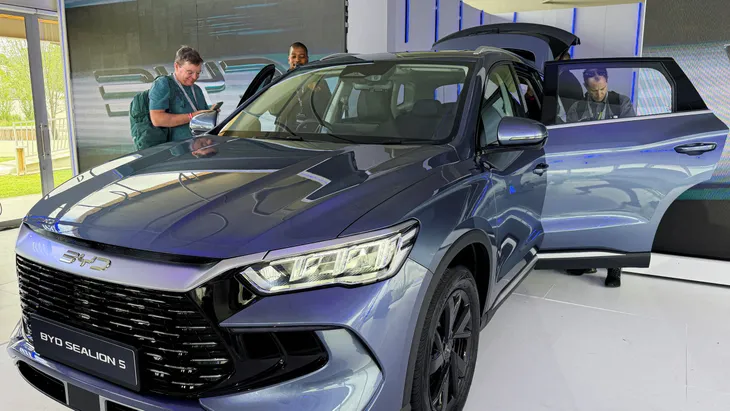 Bis zu 800.000 chinesische Plug-in-Hybride wie dieser BYD-SUV könnten dieses Jahr nach Europa verkauft werden.