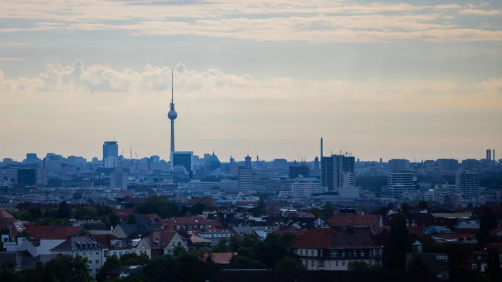 Die Hauptstadt mit dem Fernsehturm am Morgen.