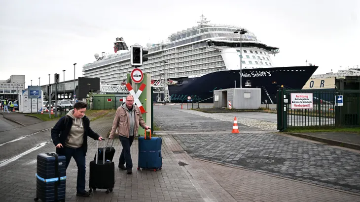 Heimweg statt Kreuzfahrt: Passagiere verlassen die „Mein Schiff 3“ in Bremerhaven.