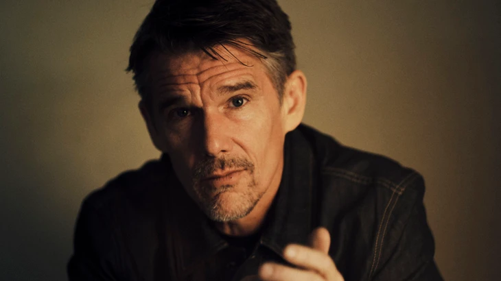 Hollywood-Schauspieler Ethan Hawke spielt in seinem neuen Film „Blue Moon“ den berühmten Liedtexter Lorenz Hart, Mitglied des Broadway-Songwriting-Teams Rodgers und Hart