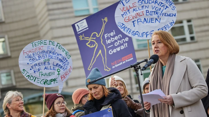 Lisa Paus spricht auf einer Kundgebung zum Internationalen Tag gegen Gewalt an Frauen vor dem Brandenburger Tor.