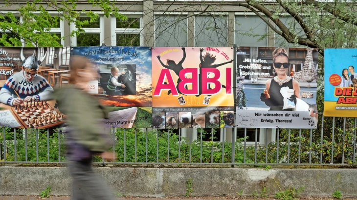 Unsere Autorin verzweifelt beinahe an ihnen: Abiplakate vor der Frankfurter Schillerschule