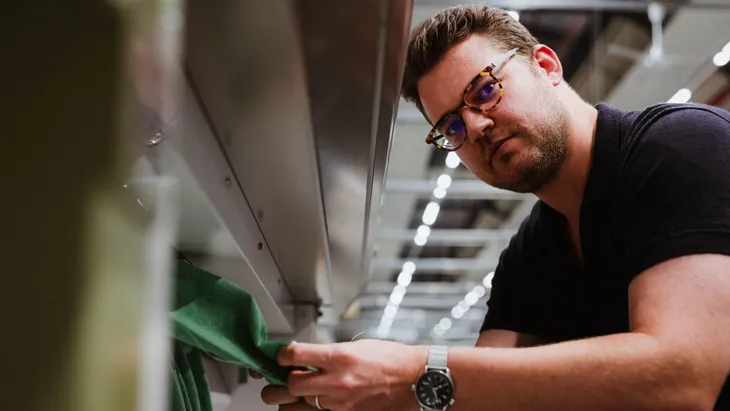 Unterstützt in der Textilfabrik 7.0 andere Unternehmer der Branche: Start-up-Gründer Christoph Richter an der von ihm programmierten Strickmaschine