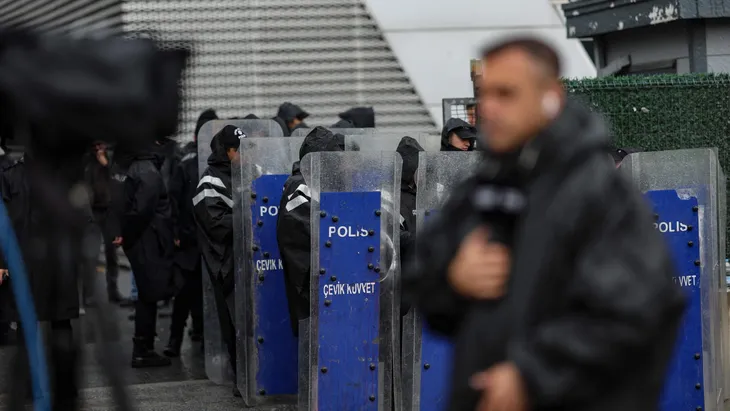 Polizeisperre: Am Mittwochmorgen unternahm die türkische Polizei eine Razzia bei „Halk TV“: Der Sendebetrieb ist unterbunden. )