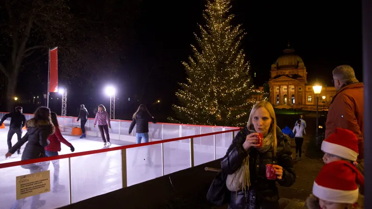 Wie die Zeit vergeht: Die Eisbahn am Kaiser-Wilhelms-Bad gab es bereits im Jahr 2016.