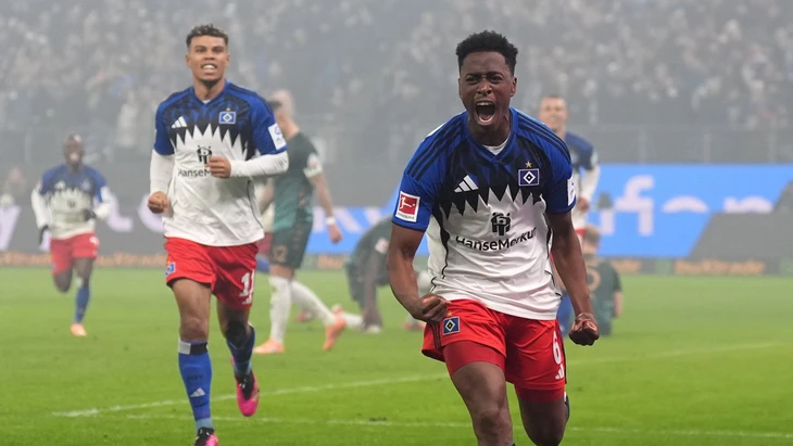 07.12.2025, Hamburg: Fußball: Bundesliga, Hamburger SV - SV Werder Bremen, 13. Spieltag, Volksparkstadion. Albert Lokonga (Hamburger SV) jubelt nach seinem Tor zum 1:1 mit Ransford Königsdörffer (l, Hamburger SV). WICHTIGER HINWEIS: Gemäß den Vorgaben der DFL Deutsche Fußball Liga bzw. des DFB Deutscher Fußball-Bund ist es untersagt, in dem Stadion und/oder vom Spiel angefertigte Fotoaufnahmen in Form von Sequenzbildern und/oder videoähnlichen Fotostrecken zu verwerten bzw. verwerten zu lassen. Foto: Marcus Brandt/dpa +++ dpa-Bildfunk +++