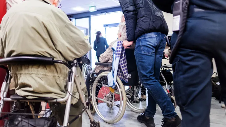Pflege mit Investor: Alloheim-Bewohner in Hannover, hier während einer Evakuierung wegen eines möglichen Bombenfundes 2017
