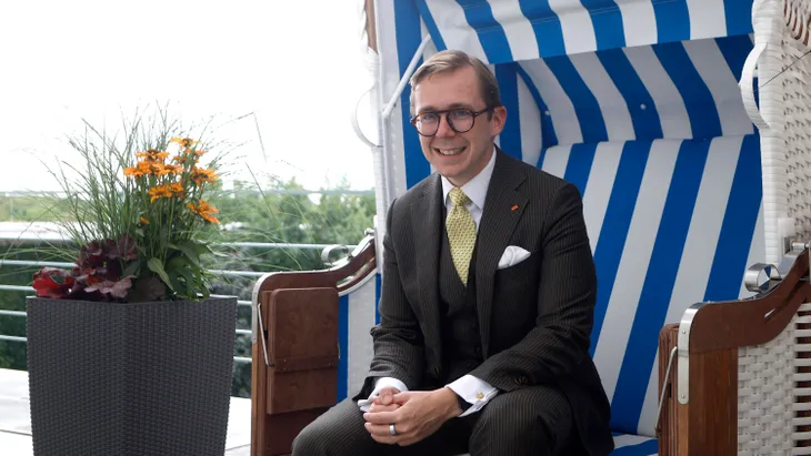 Auch ein Opfer der „Reaktionsmaschine“: Philipp Amthor (CDU) in seinem Strandkorb im Bundeskanzleramt