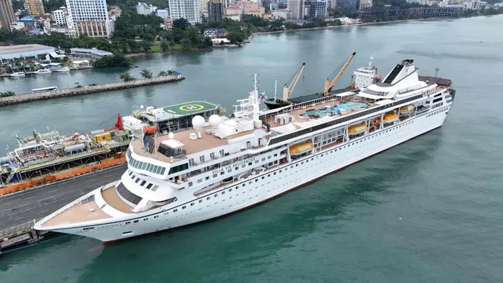 Die „Villa Vie Odyssey“ am Dienstag im Hafen von Sihanoukville, Kambodscha. Foto: