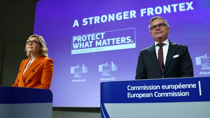 Haben neue Pläne für Frontex: EU-Vizekommissionspräsidentin Henna Virkkunen und Innenkommissar Magnus Brunner präsentieren die überarbeitete Frontex-Verordnung am 27. Oktober 2026 in Brüssel