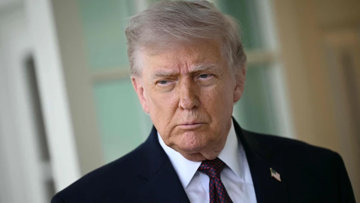 Präsident Donald Trump spricht am Montag vor dem Oval Office mit der Presse.