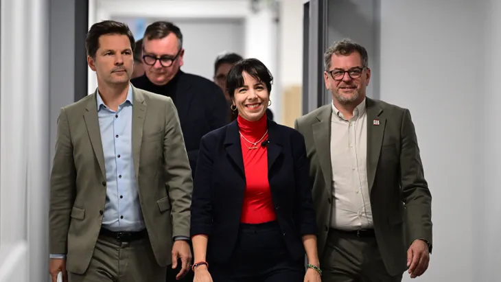 Steffen Krach (SPD, l-r), Berliner SPD-Fraktions- und Landesvorsitzender, Elif Eralp, Fraktionsvorsitzende der Partei Die Linke im Berliner Abgeordnetenhaus, und Werner Graf (Bündnis 90/Die Grünen), Ko-Vorsitzender der Grünen Fraktion im Berliner Abgeordnetenhaus am Samstag
