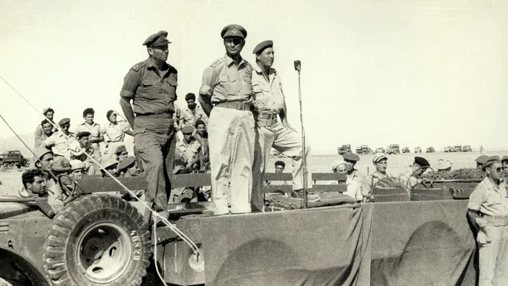 Asaf Simchoni, Moshe Dayan und Avraham Yaffe am 6. November 1956 in Scharm el-Scheich