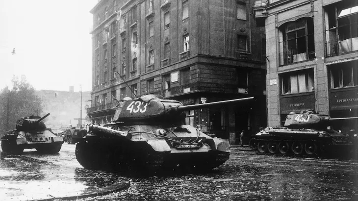 Niederschlagung eines Volksaufstands: Am 4. November 1956 rollen russische Panzer in Budapest ein. Foto AKG
