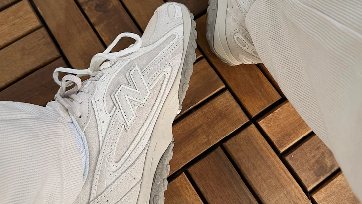 Weicher als reines weiß: Die Cremetöne des New Balance 204L passen zu fast jedem Outfit.