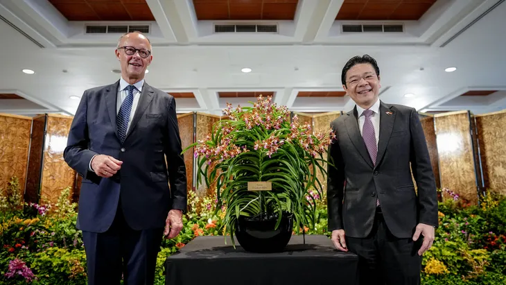 Bundeskanzler Friedrich Merz und Ministerpräsident Lawrence Wong bei der Präsentation der nach dem Kanzler benannten Orchidee in Singapur am Dienstag