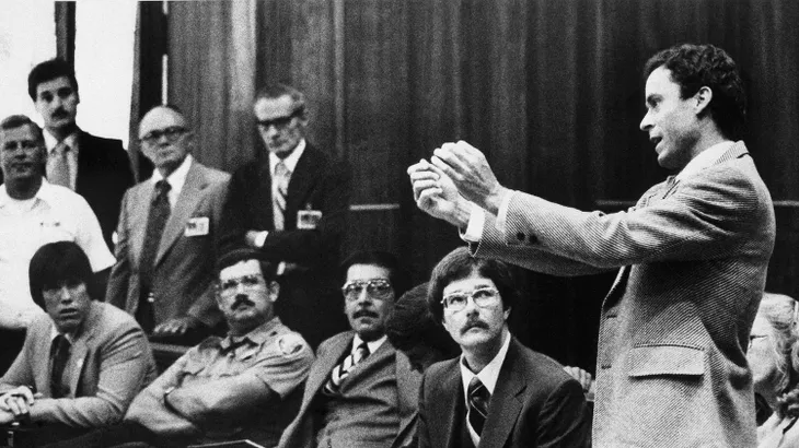 Im Juni 1979 in Miami: Ted Bundy (rechts) reicht während seines Mordprozesses einen Antrag ein.