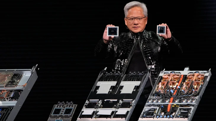 Neue Generation: Nvidia-Gründer Jensen Huang hält auf der CES einen Rubin-Grafikprozessor und eine Vera-CPU in die Höhe.