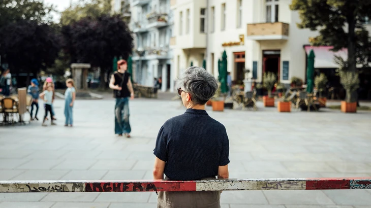 Stefanie de Velasco schreibt Romane und Essays – und nun auch die Kolumne „Midlife-Crisis“ auf FAZ.NET. Sie lebt mit ihrem Hund in Berlin.