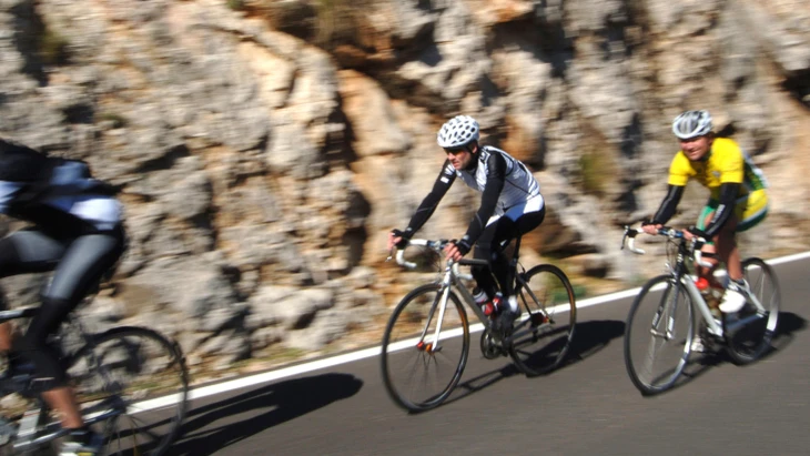 Radfahrer auf dem Weg durch das Tramuntanagebirge auf Mallorca