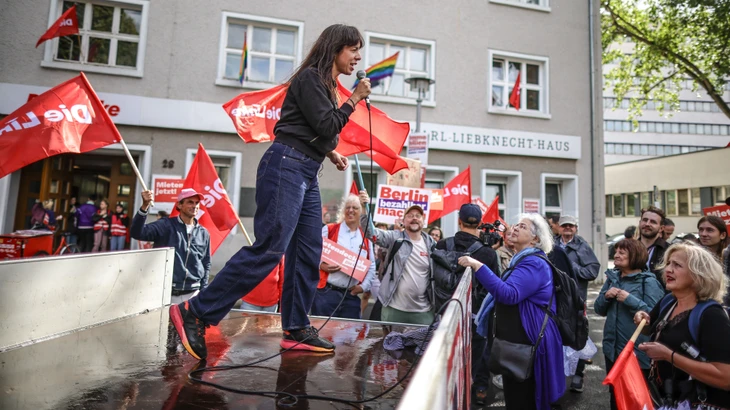 Elif Eralp bei der Mieterversammlung vor dem Karl-Liebknecht-Haus Anfang September