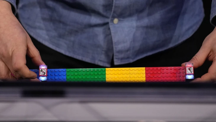 Der Konzern Lego hat den sogenannten Smart Brick auf der Technikmesse CES in Las Vegas vorgestellt.