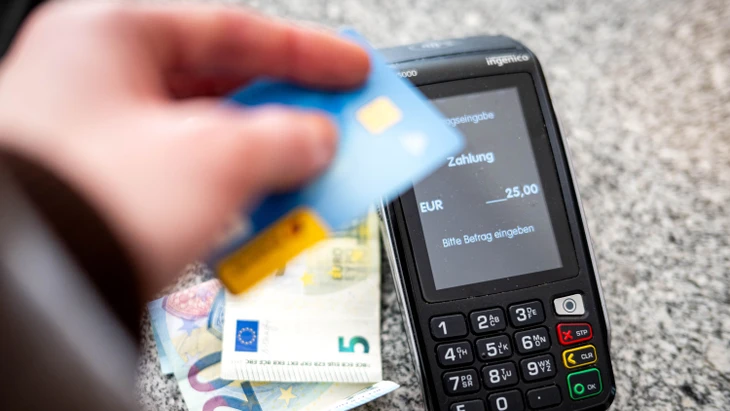 Bar oder mit der Karte?