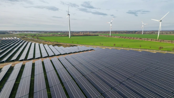 In Zerbst in Sachsen-Anhalt drehen sich Windkraft- hinter Solaranlagen.