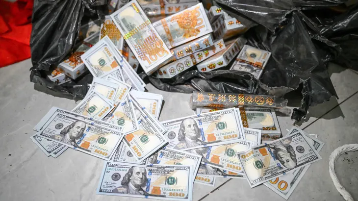 Was vom Scam übrig blieb: Falsche Dollarnoten auf dem Fußboden einer stillgelegten Betrugsfabrik in Kambodscha