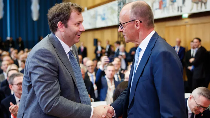 Hand drauf: Friedrich Merz und Lars Klingbeil sollten aus dem Lächeln zügig ins Tun kommen