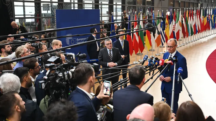 Bundeskanzler Friedrich Merz spricht am Donnerstag in Brüssel mit Medienvertretern.