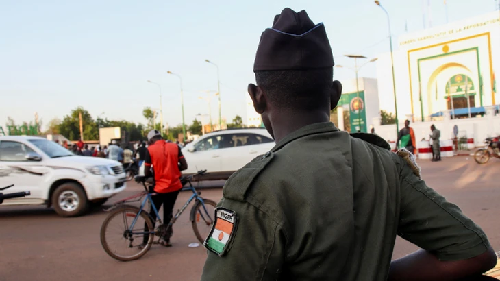 Sicherheitskräfte stehen nach dem Aufstand auf den Straßen von Niamey.