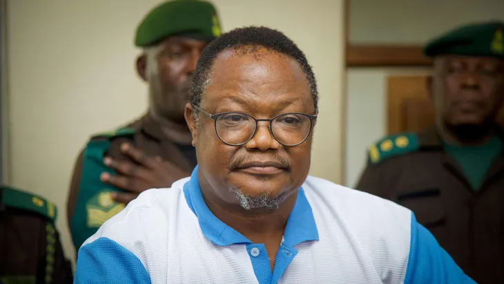 Der tansanische Oppositionsführer Tundu Lissu am 19. Mai 2025 vor dem Amtsgericht Kisutu in Daressalam auf der Anklagebank