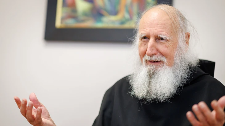 Der Benediktinermönch Anselm Grün bringt Hunderte Menschen zusammen.