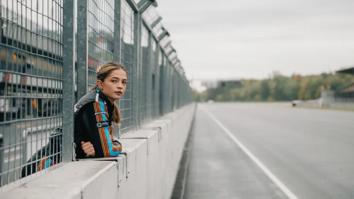 Lisa-Marie Koroll spielt in „Drive – The Pretenders“ eine junge Mechanikerin, die um ihren Platz im Rennstall kämpft.