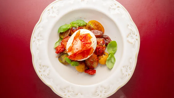 Mit vier Tomatensorten: Insalata Caprese mit Mozzarella di Bufala Campana