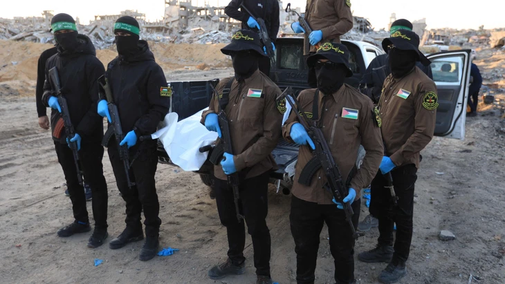 Hamas und Islamischer Dschihad transportieren sterbliche Überreste einer mutmaßlichen israelischen Geisel in Beit Lahia im Norden des Gazastreifens.