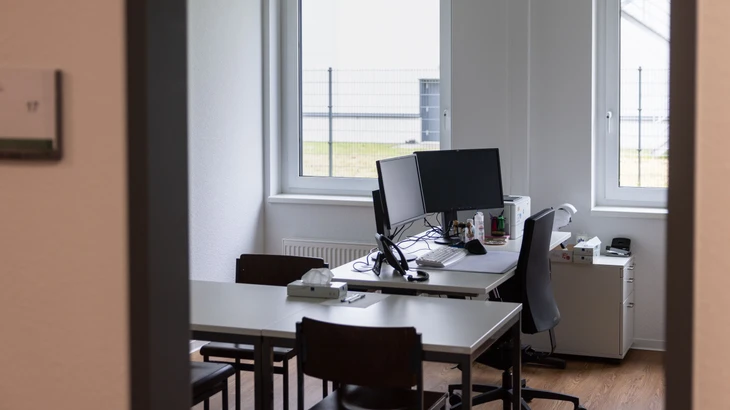 Blick in das Büro einer Entscheiderin über Asylanträge in der Außenstelle Gießen vom BAMF.