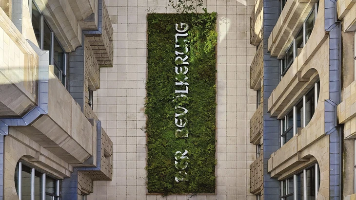 Kunst am Bau der Demokratie: Hans Haacke Werk „Der Bevölkerung“, Blick von der Dachterrasse des Reichstages in den Innenhof.
