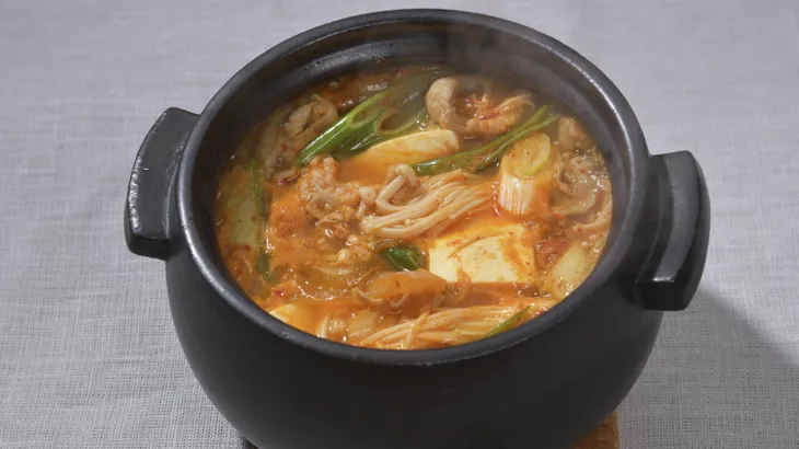 Die Hauptzutat ist Kimchi – ohne den fermentierten Chinakohl kommt fast kein koreanisches Essen aus.