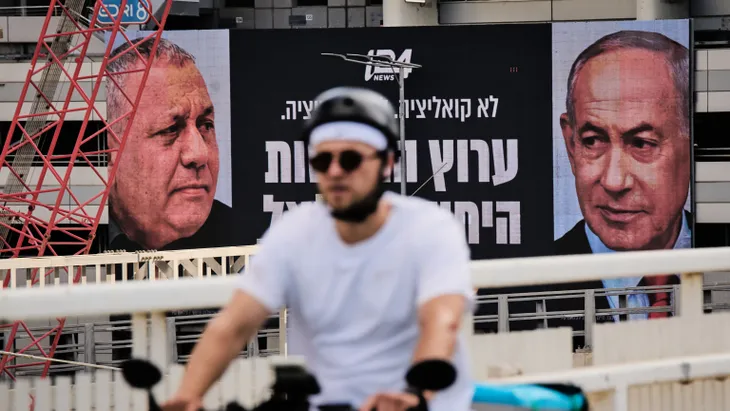 Eisenkot und Netanjahu auf einer Reklametafel im September in Ramat Gan