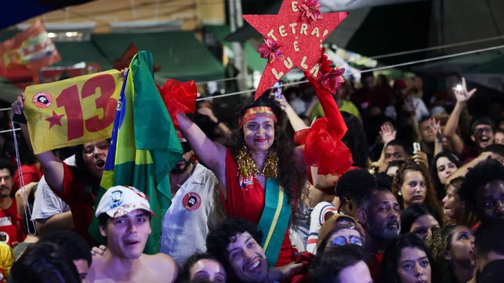Unterstützer von Lula da Silva feiern auf der Straße.