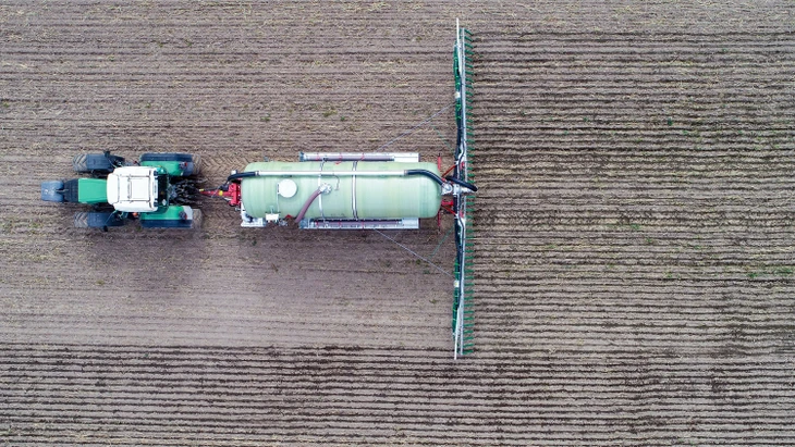 Ein Landwirt in Brandenburg düngt ein Feld.