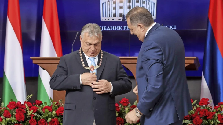 Orden für Orbán: Der bosnische Serbenführer Milorad Dodik zeichnet ihm im April 2024 aus.
