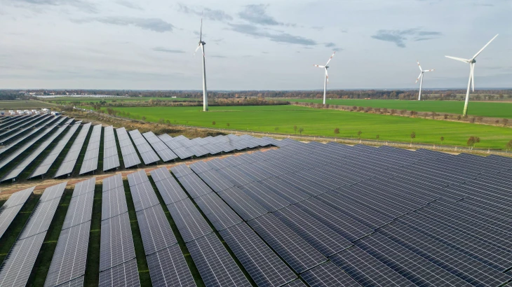 In Zerbst in Sachsen-Anhalt drehen sich Windkraft- hinter Solaranlagen.